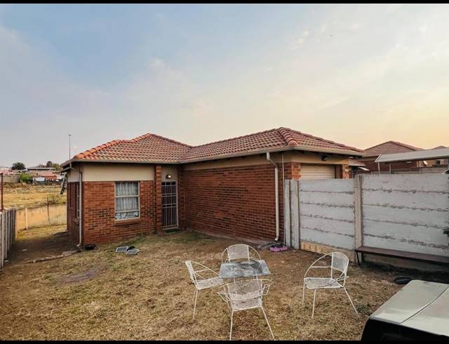 3 BEDROOM TOWNHOUSE FOR SALE IN THATCH HILL ESTATE